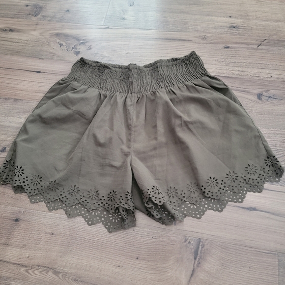RD Style High Waist Green Shorts with Eyelet Trim Size Medium - Picture 1 of 5